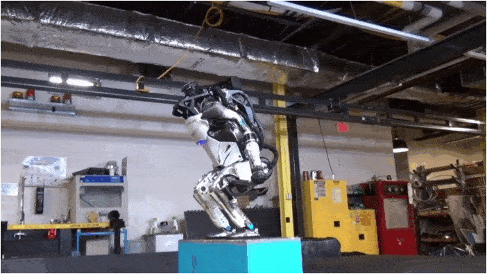 A Boston Dynamics Atlas Robot visszafordítást végez