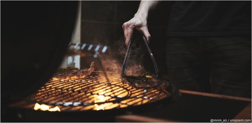 az ember grillezi húst