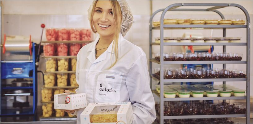 Anna Kasyanova termékekkel a kezében