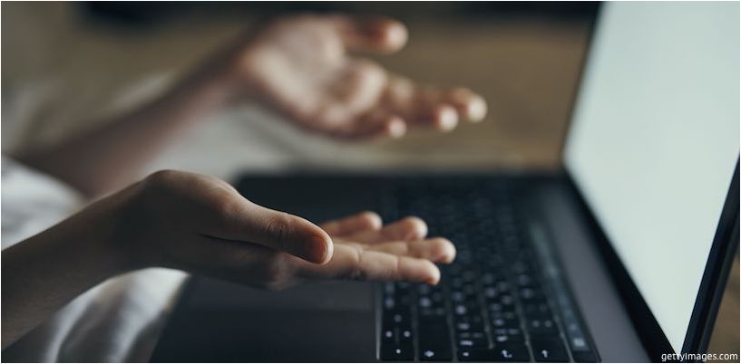 zavarosság egy számítógép-monitor előtt