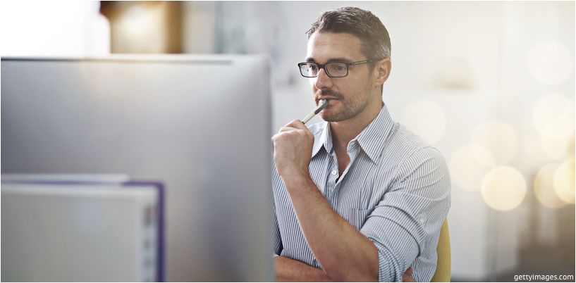 ember szemüveg egy számítógép-monitor előtt
