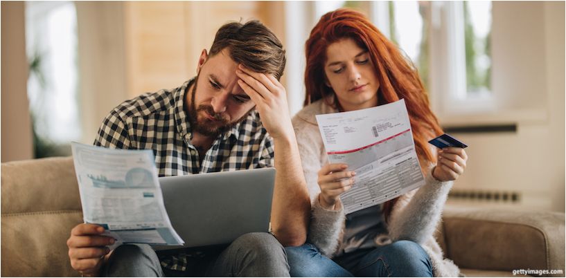 pár figyelembe véve a családi költségvetést