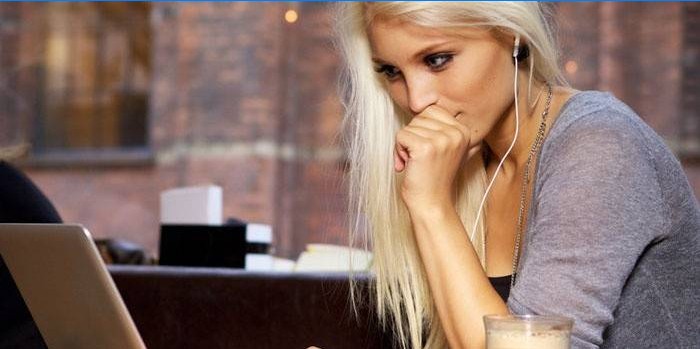 Lány ül egy laptop fejhallgató