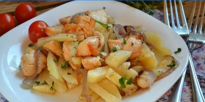 Szeletelt csirke filé burgonyával egy tányérra