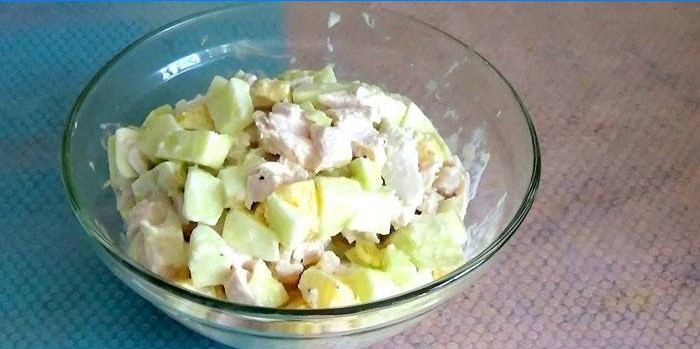 Főtt csirke és alma saláta tál saláta