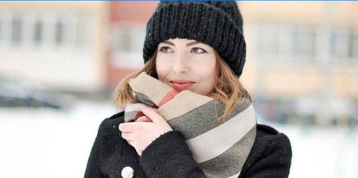 Hogyan lehet lekötni egy szalmát a kabát tetejére?