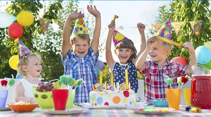 A gyerekek születésnapot ünnepelnek