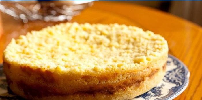 Készen áll a királyi sajttorta egy tálra