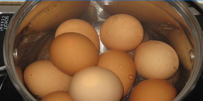 Tojás egy serpenyőben a tűzhelyen