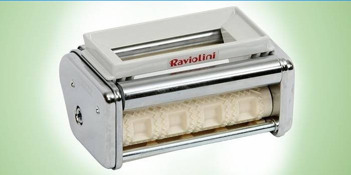 Mechanikus tésztaréteg a ravioli számára. Marcato Atlas 150 Roller Raviolini