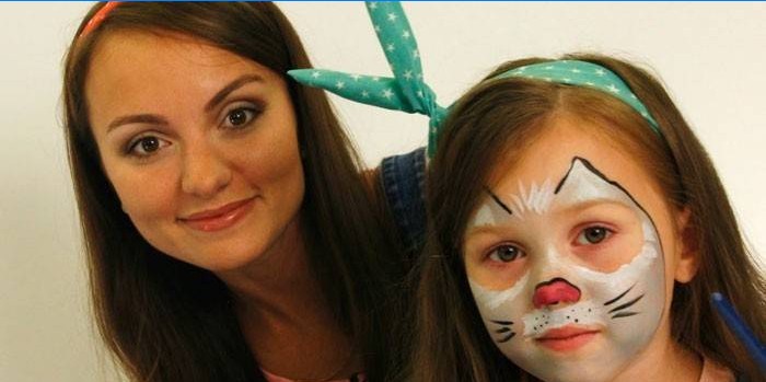 Lány arcfestés, macska és anya