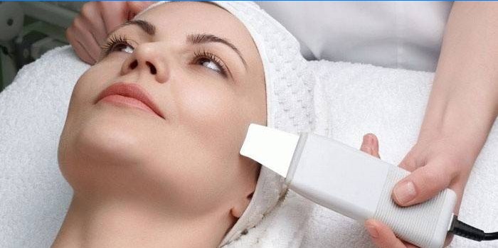 A kozmetikus elvégzi a női arc száraz tisztítását