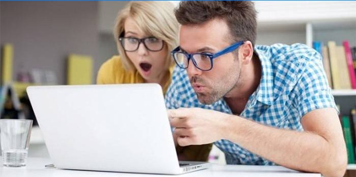 Fiatalok egy laptop