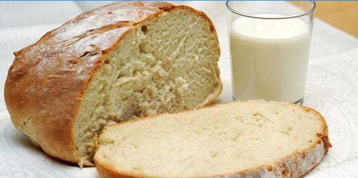 Házi kenyér és egy pohár tejet