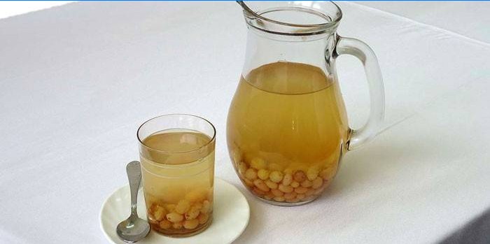 Mazsolaleves kancsóban és egy pohárban