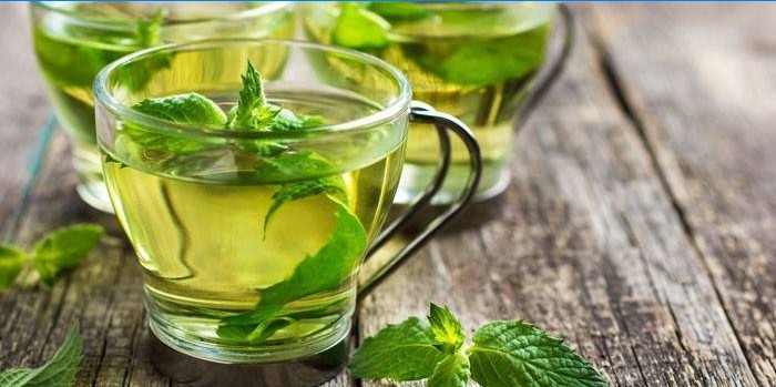 Menta tea csészében