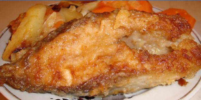 Rózsaszín lazac steak burgonyával