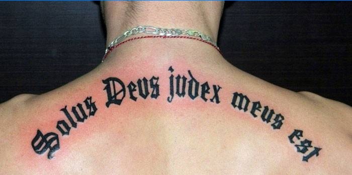 Tetoválás latinul: Egyedül Isten ítél meg engem