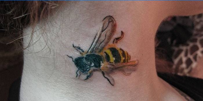 Tetoválás méh a lány nyakán