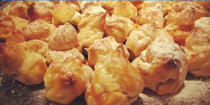 Profiteroljáról főtt sűrített tej és tejföl tejszínnel