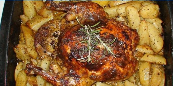 Csirke egy burgonya párnán egy tepsire