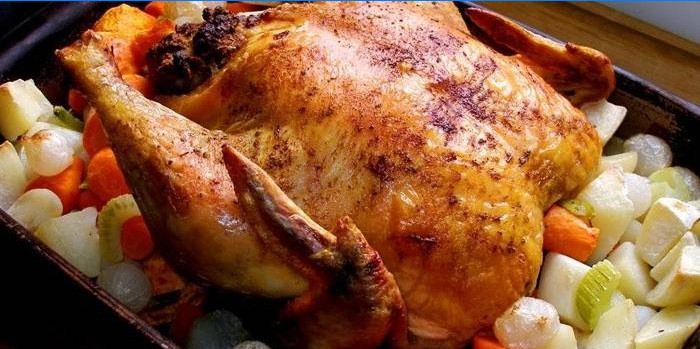 Egész csirke zöldségekkel egy tepsire