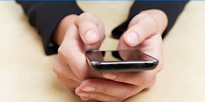 Smartphone a kezében
