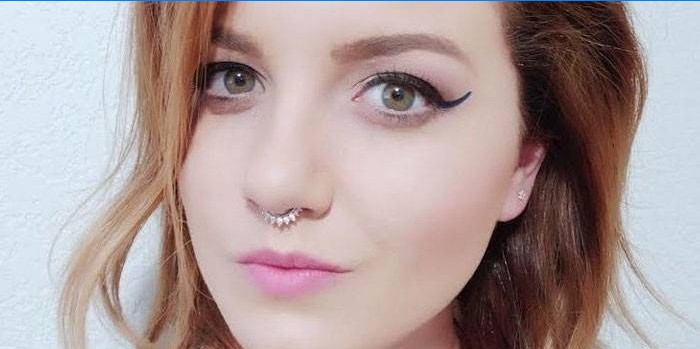 Lány septum piercing