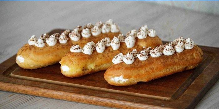 Eclairs tejszínhabbal töltve egy vágódeszka