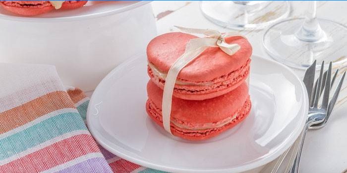 Kész macaroons szív alakú egy tányérra