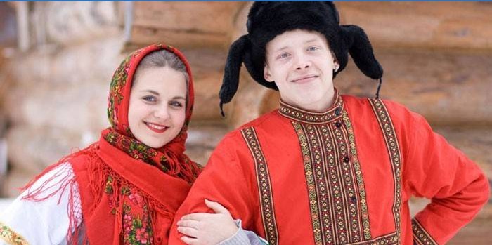 Egy srác és egy lány orosz nemzeti ruhákban