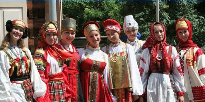 Lányok orosz népviseletben