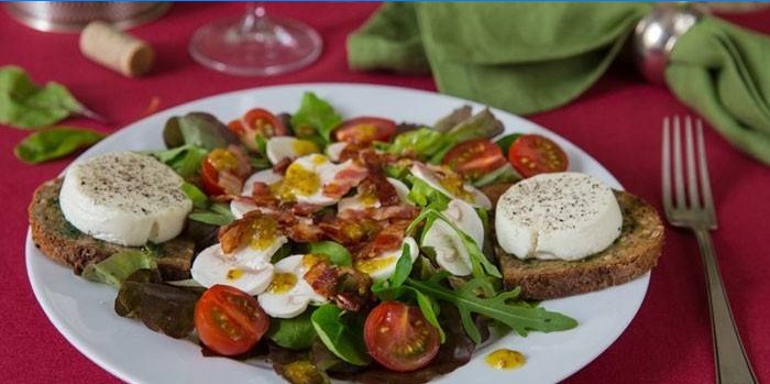 Francia saláta nyers sampinyonval és sajttal