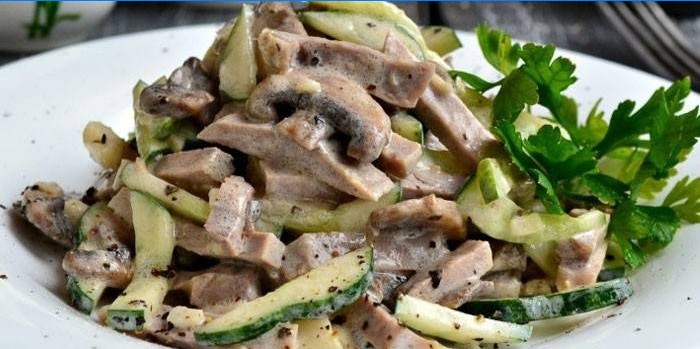Gomba saláta, friss uborka és főtt nyelv