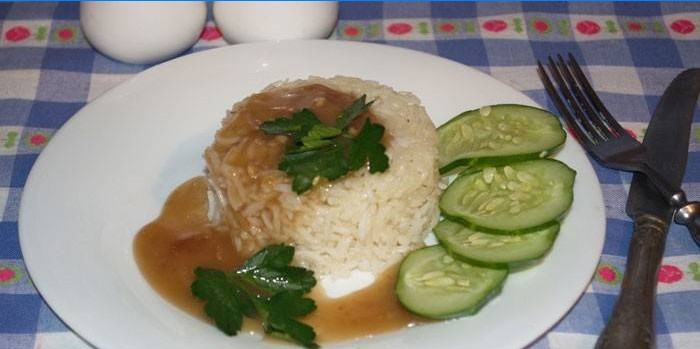 Főtt rizs teriyaki szósszal egy tányérra