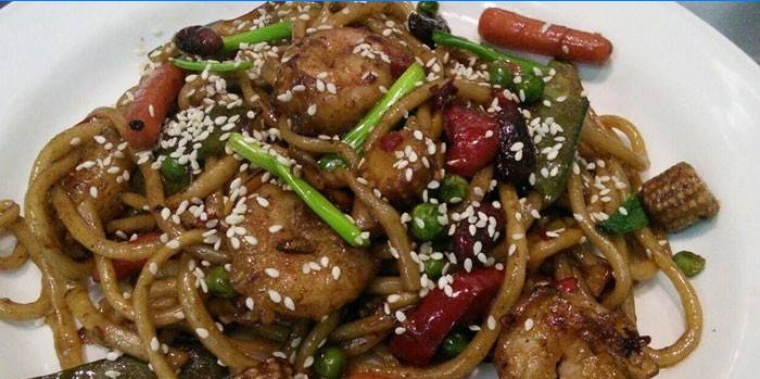 Teriyaki tészta zöldségekkel és garnélarákkal
