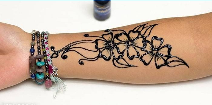 Mehendi kezét