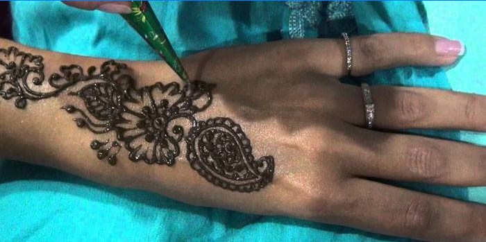 Mehendi rajzolása a karon