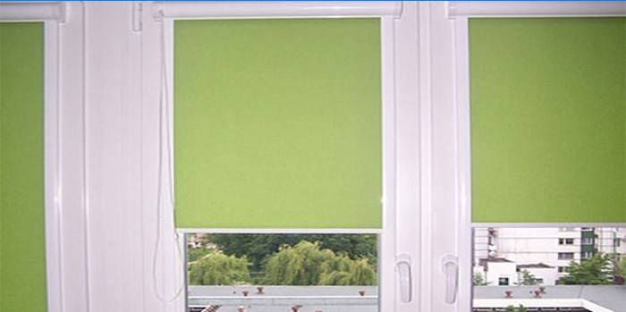 Világos zöld redőnyök a santa uni ablakain