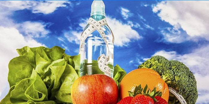 Zöldségek, gyümölcsök és egy üveg víz