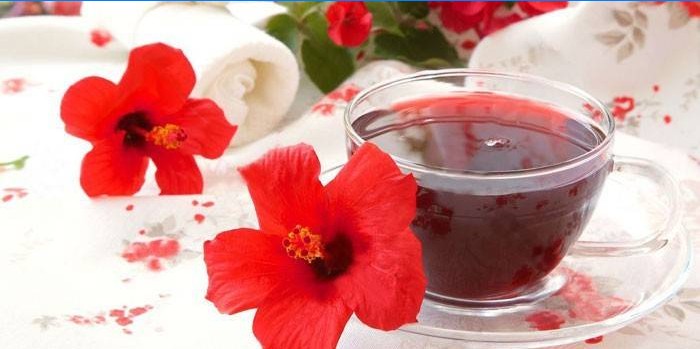 Hibiszkusz tea egy csésze és hibiszkusz virágok