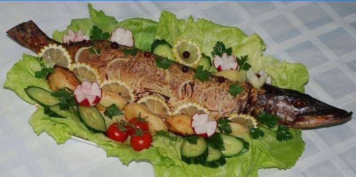 Gombával töltött egész csuka egy tányérra