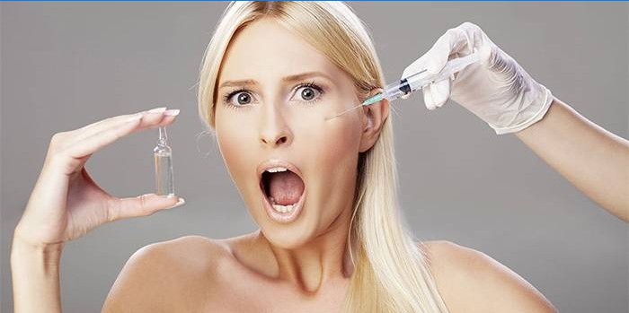 Egy lány, akiben ampulla van a kezében, injekciót készít az arcába