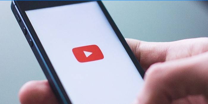 Smartphone a kezében