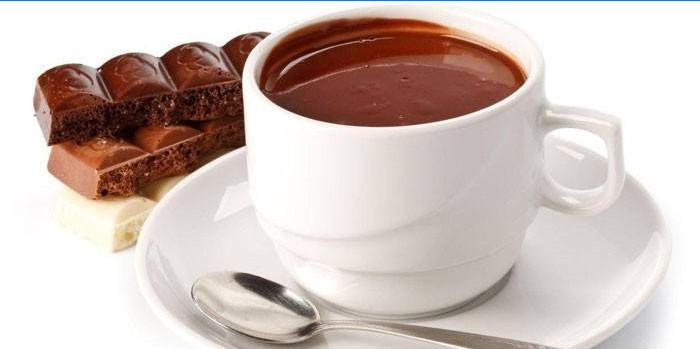Forró csokoládé egy csészében és porózus csokoládé