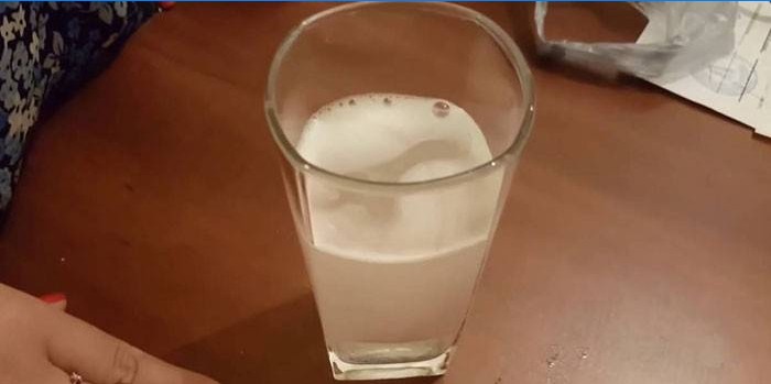 Eco Slim tabletta vízben oldva egy pohárban