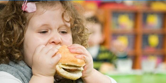 Lány eszik egy hamburgert