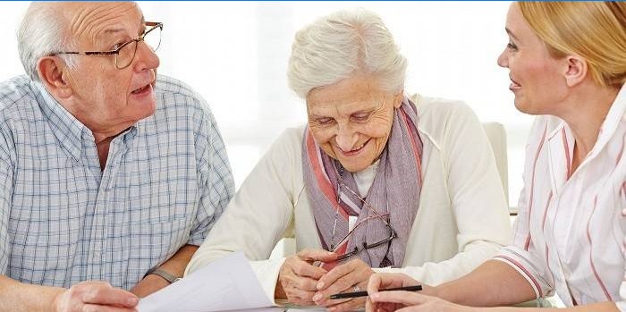 Idős házaspár konzultál a nyugdíjalapban