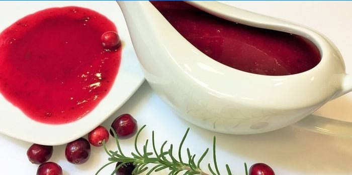 Fűszeres áfonya szósz mártásos hajón és tányéron