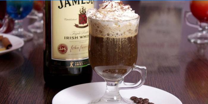 Ír kávé whisky és tejszín egy pohárban